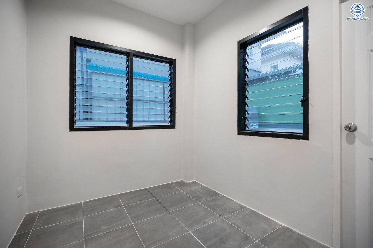 บ้านมือสองตกแต่งใหม่ แบรนด์ LH โครงการ ชัยพฤกษ์ วัดลาดปลาดุก ตอบโจทย์ทุกการอยู่อาศัย เนื้อที่ 106 ตร.ว. พื้นที่ใช้สอยมากถึง 225.5 ตร.ม. ฟังก์ชัน 3 ห้องนอน 4 ห้องน้ำ 1 ห้องแม่บ้าน จอดรถได้ 2 คัน บนทำเลดีที่สุด! ใกล้เซ็นทรัลเวสต์เกต ทางด่วน "กาญจนาภิเษก" และรถไฟฟ้าสายสีม่วง "สถานีคลองบางไผ่"